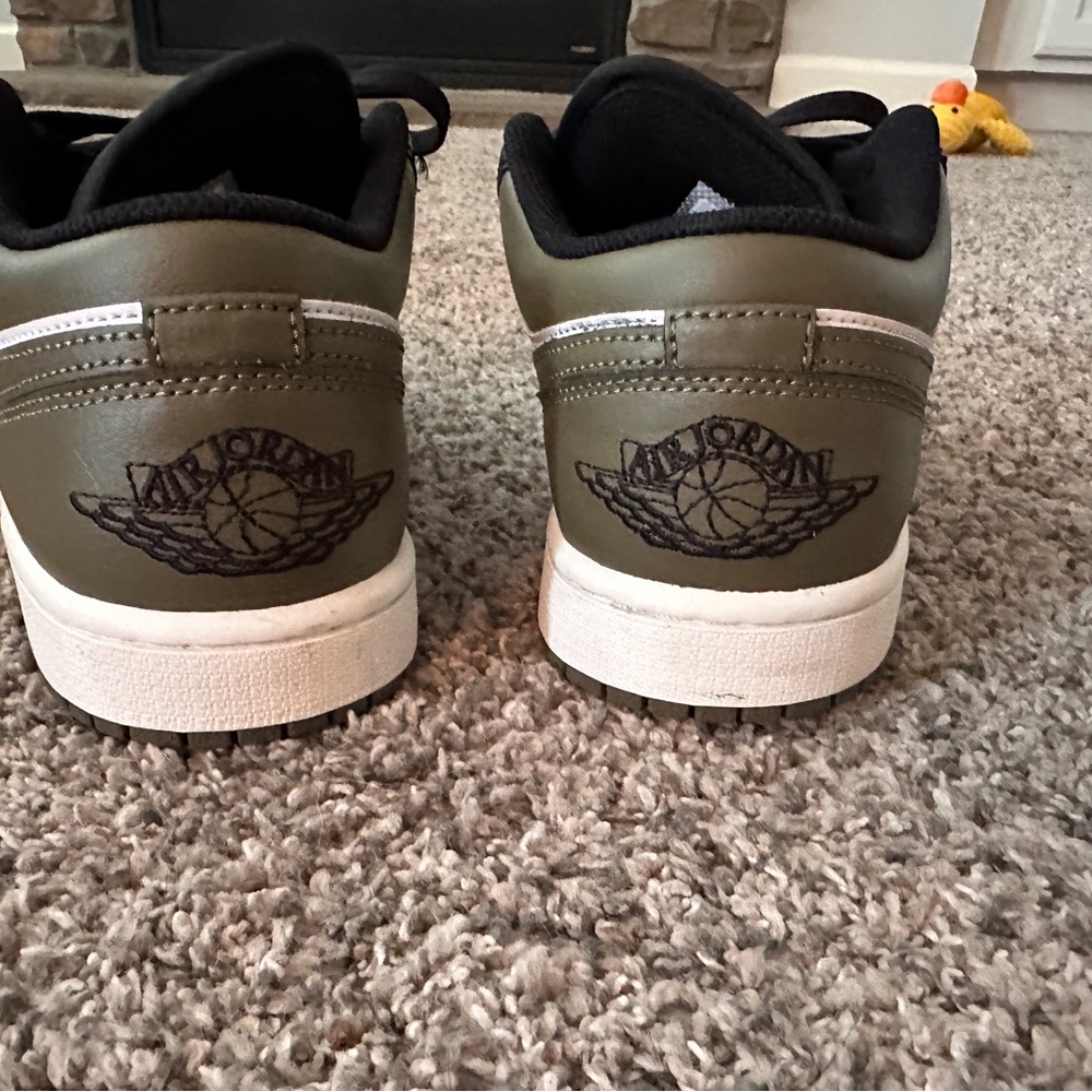 Jordan Boys Black and White Sneakers - Picture 4 of 8